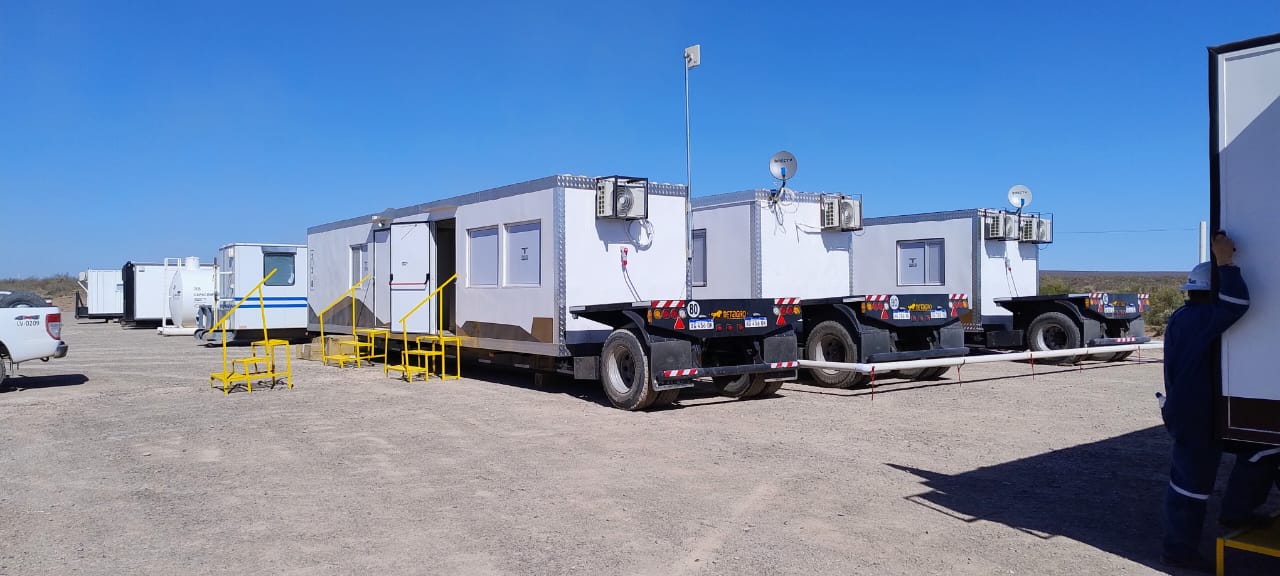 Fila de trailers en yacimiento