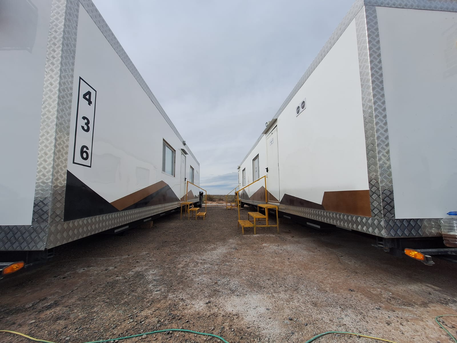 Dos trailers 436 en yacimiento