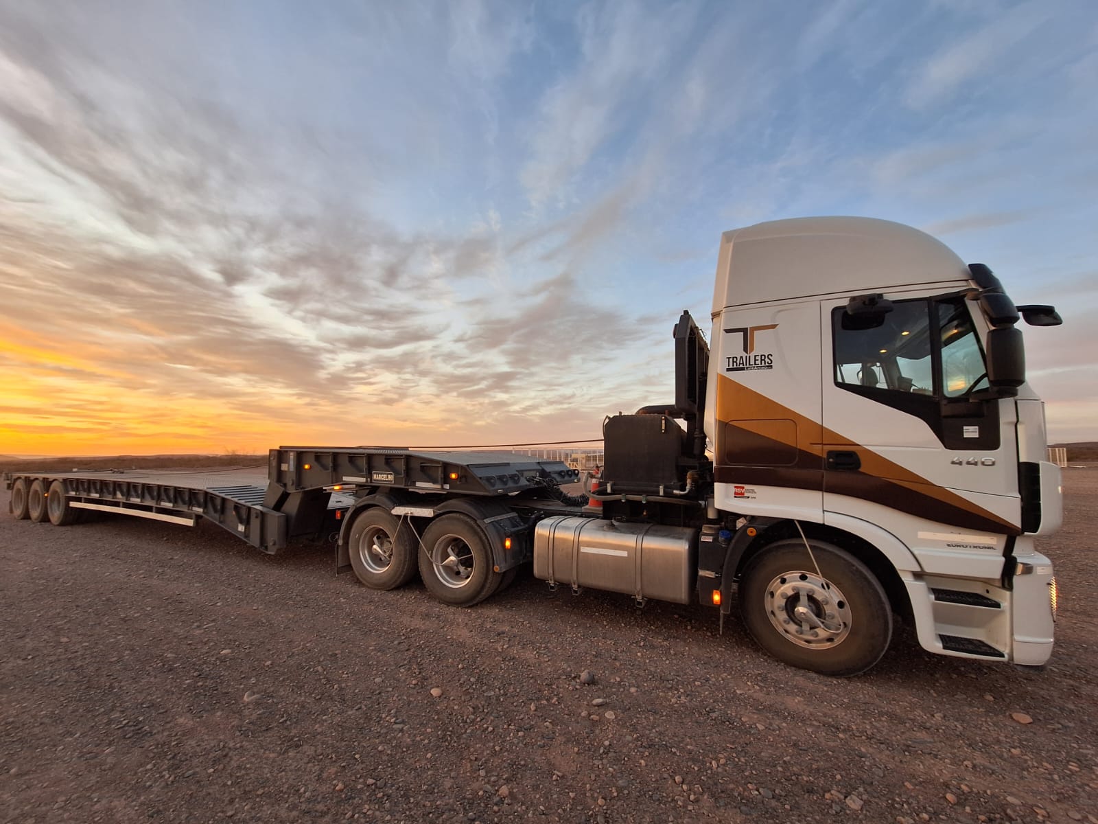 IVECO al atardecer — semirremolque