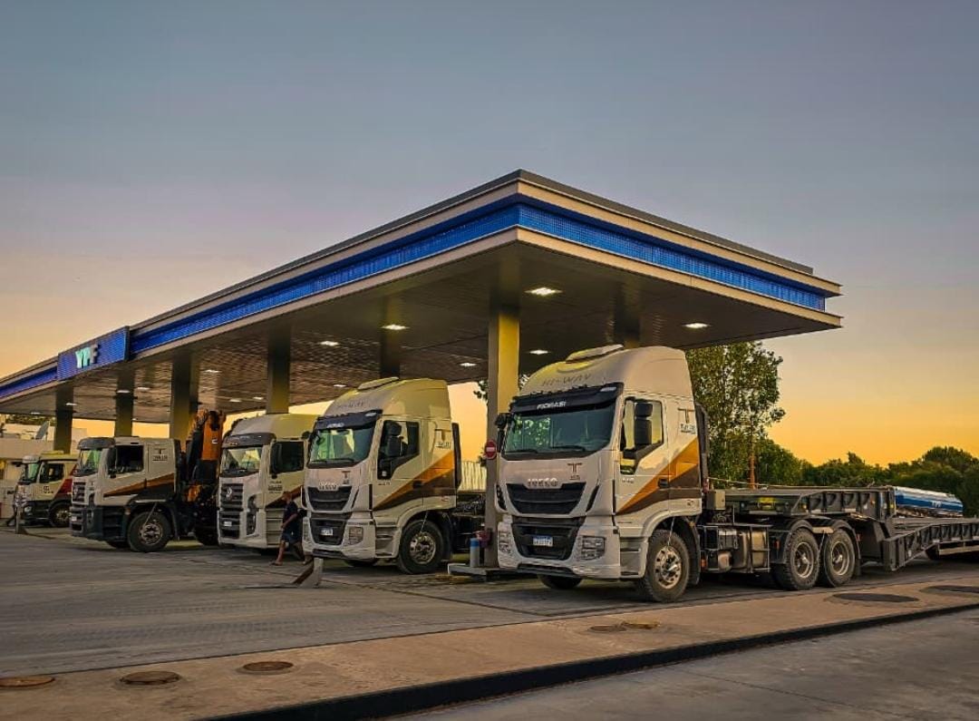 Flota al atardecer YPF