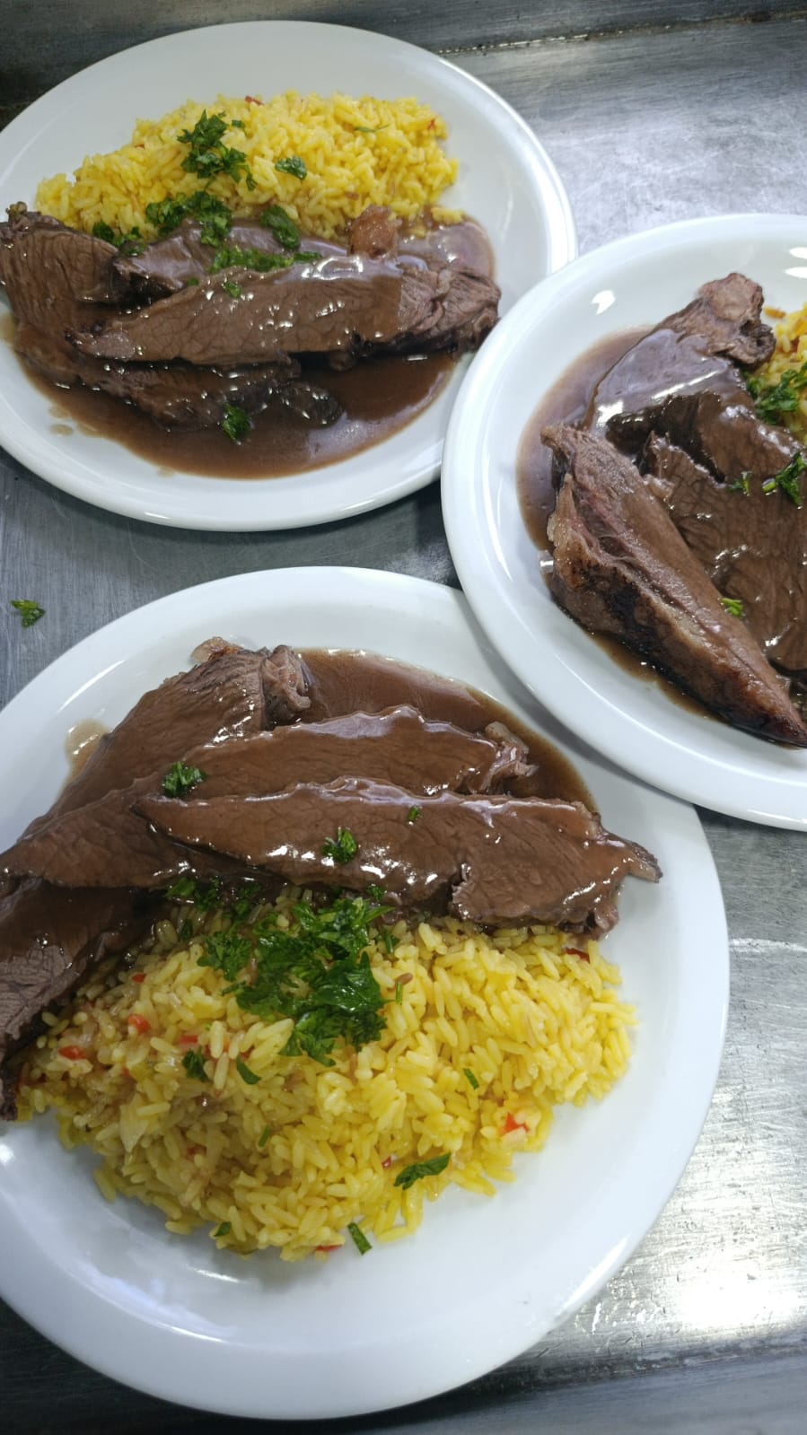 Platos asado con arroz