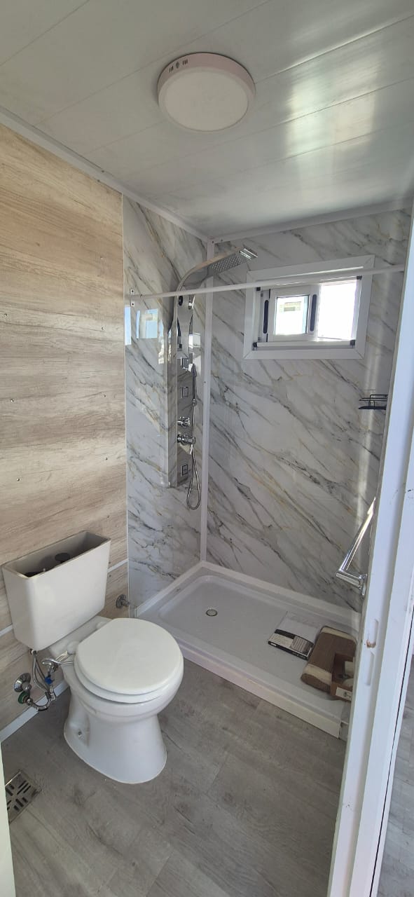 Baño con ducha mármol